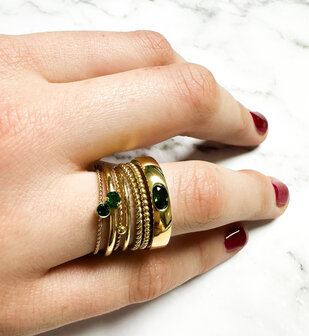 Charmins goldfarbener, gedrehter Geburtsstein-Ring, dunkelgr&uuml;ner Kristallstahl R1449