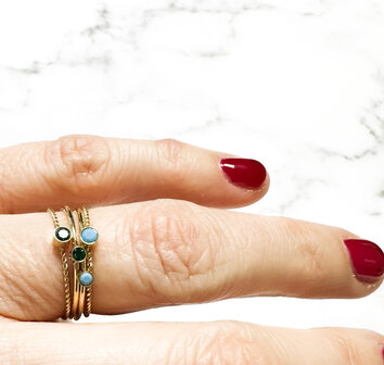 Charmins goldfarbener, gedrehter Geburtsstein-Ring, dunkelgr&uuml;ner Kristallstahl R1449