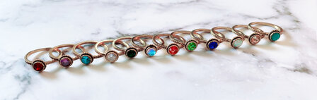 Charmin&#039;s Goudkleurige Ring Birthstone Juli Roze Fuchsia Kristal Staal Iconic Vintage R1096