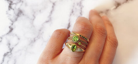 Charmin&#039;s Goudkleurige Ring Birthstone Augustus Lichtgroene Kristal Staal Iconic Vintage R1097