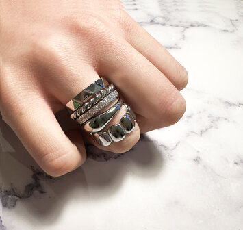 Charmin&#039;s Modern Asymmetrical Signet Ring Oval Steel R1368