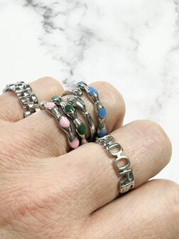 Charmin&#039;s Goudkleurig Ring Met Donker Groene Ronde Emaille Bollen Staal R1498