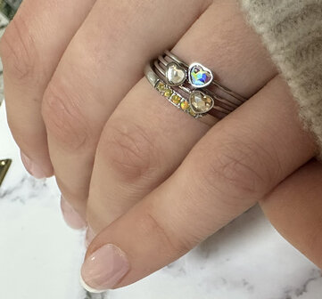 Charmin&#039;s Ring met Wit Kristallen Hartsteentje Staal R1573 &ndash; Birthstone April