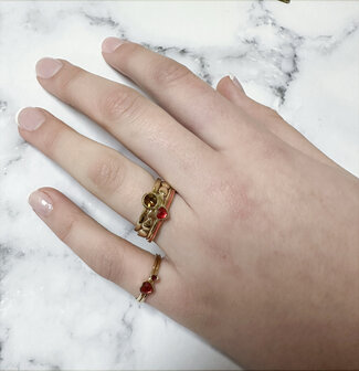 Charmin&#039;s Goudkleurige Ring met Rode Kristal Hartsteen Staal R1568 &ndash; Birthstone Januari