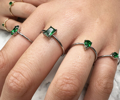 Charmin&#039;s Stalen Ring Rond Donkergroen Steentje Crystal R1701 &ndash; Diepgroene Glans