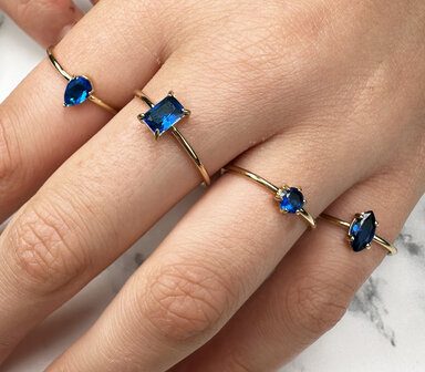 Charmin&#039;s Goudkleurige Ring met Ellipsvormig Donkerblauw Kristal R1688&ndash; Diep en Sierlijk