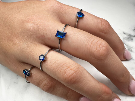 Charmin&#039;s Stalen Ring Rechthoekig Donkerblauw Steentje R1718 &ndash; Stijlvolle Diepte 