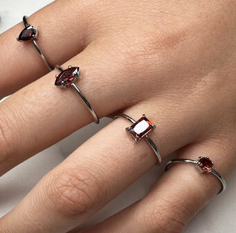 Charmin&#039;s Stalen Ring met Druppelvormig Ruby Rood Kristal Steentje R1736 &ndash; Krachtige Glamour 