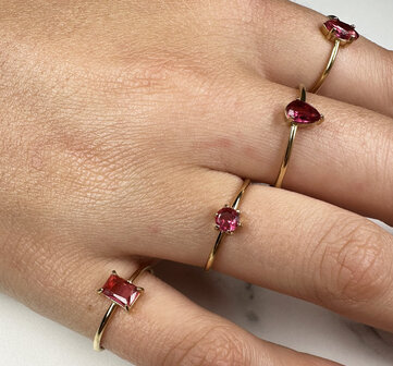 Charmin&#039;s Goudkleurige Ring met Druppelvormig Roze Kristal Steentje R1745 &ndash; Romantisch Detail 