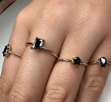 Charmin&#039;s Gold-Colored Ring with Teardrop-Shaped Black Crystal Stone R1752 &ndash; Statement Style