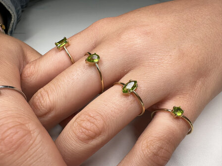 Charmins goldfarbener Ring mit tropfenf&ouml;rmigem hellgr&uuml;nem Kristallstein R1750 &ndash; Naturel Design