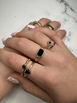 Charmin&#039;s Stalen Ring met Zwart Rond Steentje R1503 &ndash; Vintage en strak