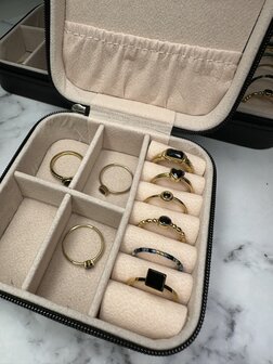 Charmin&#039;s Goudkleurige Ring Vierkant Zwart Emaille Zegel R1558 &ndash; Grafische Elegantie