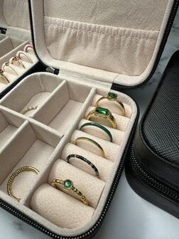 Charmin&#039;s Goudkleurige Ring met Zwarte Steen en Graveringen R1349&ndash; Vintage Look