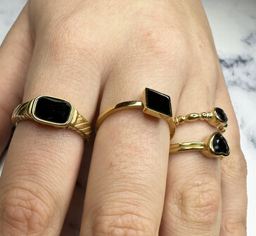 Charmin&#039;s Goudkleurige Ring met Zwarte Steen en Graveringen R1349&ndash; Vintage Look