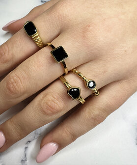 Charmin&#039;s Goudkleurige Ring met Zwarte Steen en Graveringen R1349&ndash; Vintage Look