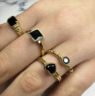 Charmin&#039;s Goudkleurige Ring met Zwarte Steen en Graveringen R1349&ndash; Vintage Look