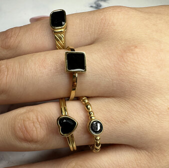 Charmin&#039;s Goudkleurige Ring met Zwarte Steen en Graveringen R1349&ndash; Vintage Look