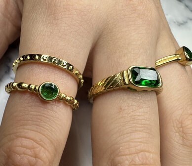 Charmin&#039;s Goudkleurige Ring met Groene Steen en Graveringen R1347&ndash; Vintage Eco
