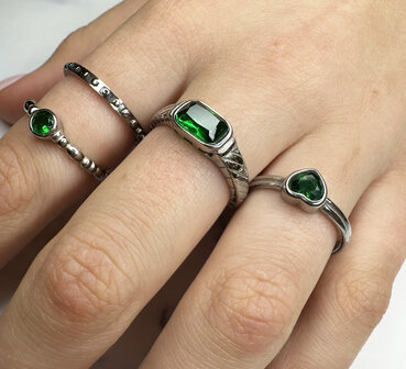 Charmin&#039;s Stalen Ring met Groene Steen en Graveringen R1346&ndash; Elegant Vintage