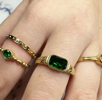 Charmin&#039;s Goudkleurige Ring met Groen Rond Steentje R1508 &ndash; Speels en Elegant