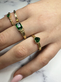 Charmin&#039;s Goudkleurige Ring met Groen Rond Steentje R1508 &ndash; Speels en Elegant