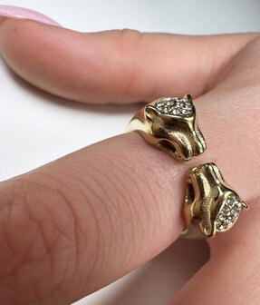 Charmin&#039;s Goudkleurige Chunky Ring met Twee Panter Hoofden R1839 Stoer en Chique