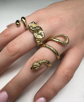 Charmin&#039;s Goudkleurige Chunky Ring met Mooie Bewerkinkingen R1838 Smal en Elegant