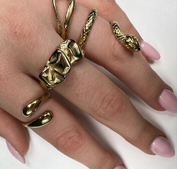 Charmin&#039;s Goudkleurige Chunky Ring met Mooie Bewerkinkingen R1838 Smal en Elegant