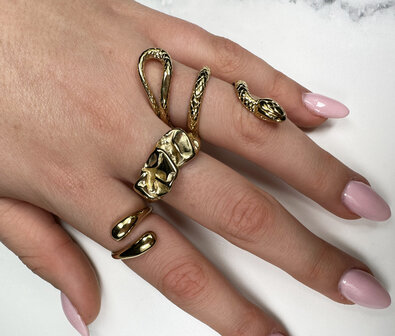 Charmin&#039;s Goudkleurige Chunky Ring met Mooie Bewerkinkingen R1838 Smal en Elegant