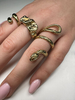 Charmin&#039;s Goudkleurige Chunky Ring met Mooie Bewerkinkingen R1838 Smal en Elegant