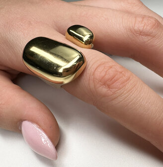 Charmin&#039;s Goudkleurige Chunky Ring met Open Rechthoekige Uiteinden Staal R1841 &ndash; Statement en Elegant