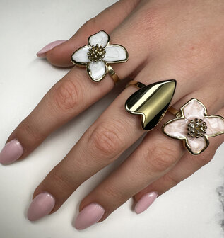 Charmin&#039;s Goudkleurige Chunky Ring met Parelmoer Bloem R1836 &ndash; Chic en Licht