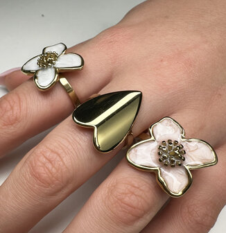 Charmin&#039;s Goudkleurige Chunky Ring met Parelmoer Bloem R1836 &ndash; Chic en Licht