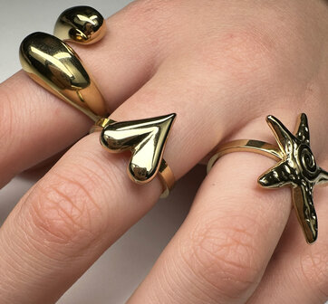 Charmin&#039;s Goudkleurige Chunky Ring met Hartvorm Staal R R1845 &ndash; Bescheiden en ellegant.