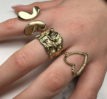 Charmin&#039;s Goudkleurige Chunky Ring met een Abstrakte Vinder  R1858 &ndash; Elegant en Strak