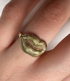 Charmin&#039;s Goudkleurige Chunky Ring Met Een Mooie Mond R1833 &ndash; Elegant en Sensueel