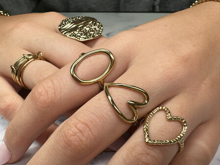 Charmin&#039;s Goudkleurige Chunky Ring met Hartvorm Staal R R1768 &ndash; Elegant meevormend met je vinger.