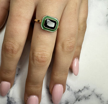 Charmin&#039;s Goudkleurige Chunky Ring Groen Emaille en Zwarte Steen R1778 &ndash; Gedurfd en Verfijnd