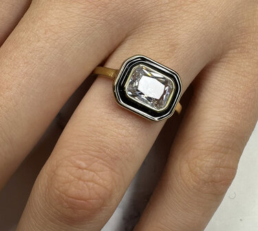 Charmin&#039;s Goudkleurige Chunky Ring Zwart Emaille en Witte Steen R1779 &ndash; Paris Chic