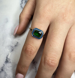 Charmin&#039;s Goudkleurige Chunky Ring Blauw Emaille en Groene Steen R1780 &ndash; Chic en Vintage