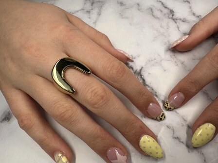 Charmins goldfarbener Chunky-Ring mit einer offenen U-f&ouml;rmigen Stahlbogen R1823 &ndash; Schlank und modern