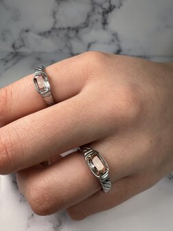 Bague Charmin en acier avec pierre rose en cristal et gravures R1352 &ndash; Classique vintage