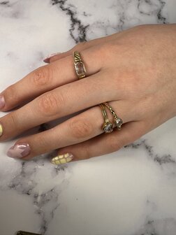 Bague dor&eacute;e Charmin avec pierre en cristal et gravures R1351 &ndash; Look vintage