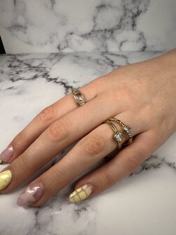 Bague dor&eacute;e Charmin avec pierre en cristal et gravures R1351 &ndash; Look vintage