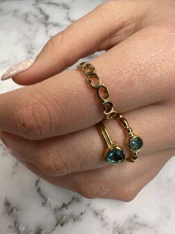 Charmin's Goudkleurige Steel Ring R1632 Met Stoere Grove Hartjes Chain Staal