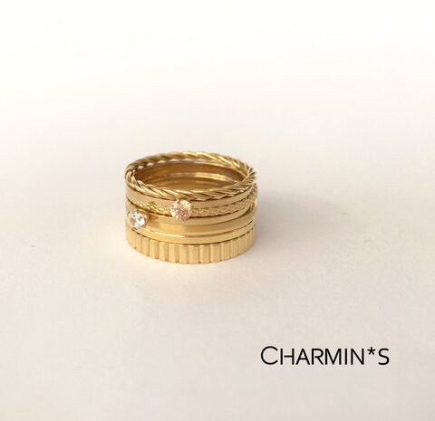 Charmin’s goudkleurige stapelring R320 Serrated goldplated staal