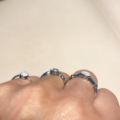 Charmins runder Ring mit transparentem, weißem, glänzendem Stein aus Gold Steel R1166