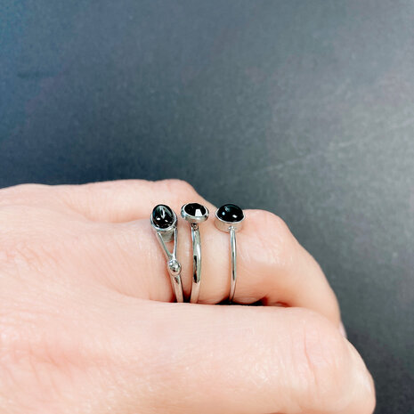 Charmins ovaler eleganter Ring mit schwarzem Edelsteinstahl R1157