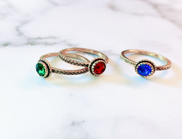 Charmin's Goudkleurige Ring Birthstone Januari Garnet Rode Kristal Iconic Vintage R1101 